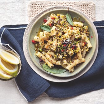 Rigatoni al pesto di pistacchi, salvia e limoni sotto sale