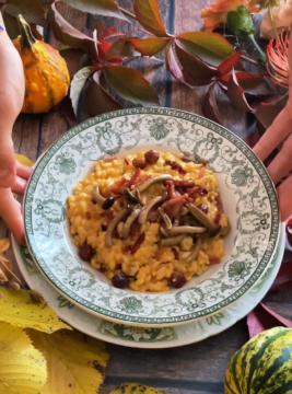 Risotto cremoso alla zucca, gorgonzola, speck e nocciole
