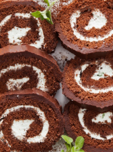 Rotolo al cioccolato con panna a fette