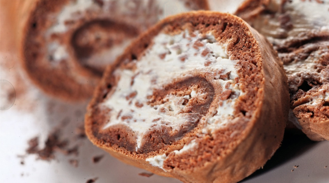 Rotolo al cioccolato farcito con ricotta