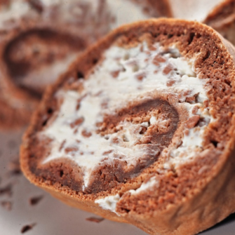 Rotolo al cioccolato farcito con ricotta