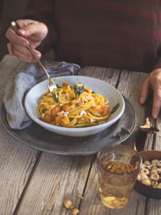 Spaghetti risottati alla zucca con crema di nocciole
