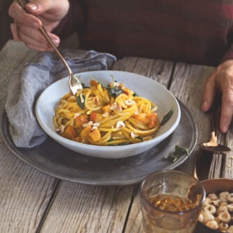 Spaghetti risottati alla zucca con crema di nocciole