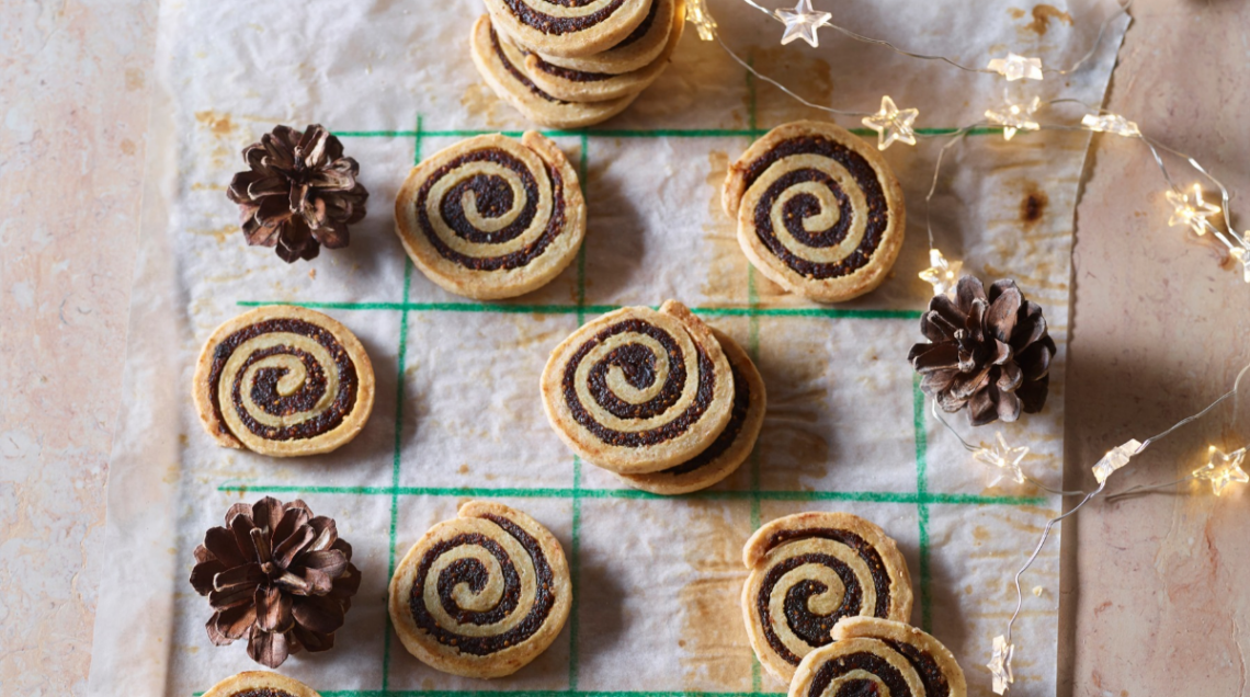 Spirali con fichi secchi e rosmarino e decorazioni natalizie