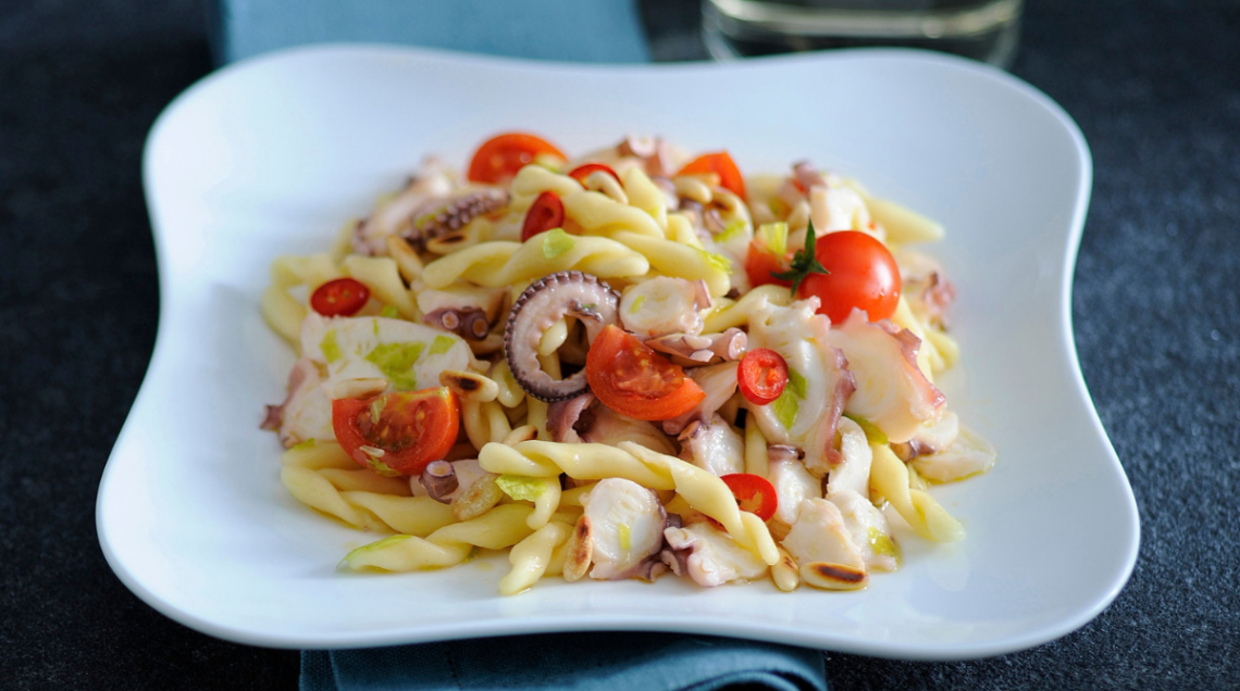 Strozzapreti in insalata con polpo al peperoncino
