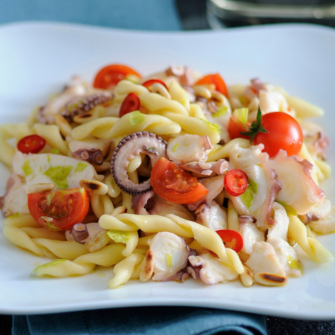 Strozzapreti in insalata con polpo al peperoncino