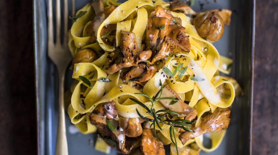 Tagliatelle con salsa ai finferli, castagne e taleggio