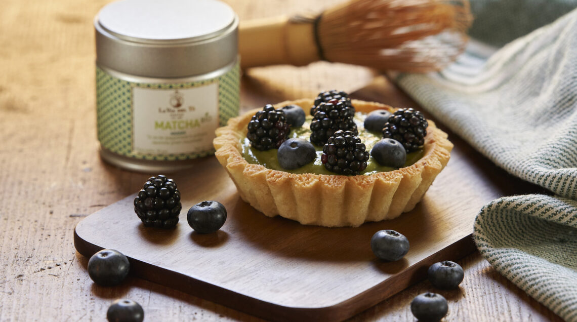Tartellette al Matcha con frutti di bosca in guscio di frolla