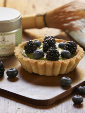 Tartellette al Matcha con frutti di bosca in guscio di frolla