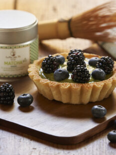 Tartellette al Matcha con frutti di bosca in guscio di frolla