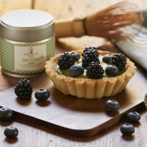 Tartellette al Matcha con frutti di bosca in guscio di frolla