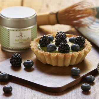 Tartellette al Matcha con frutti di bosca in guscio di frolla