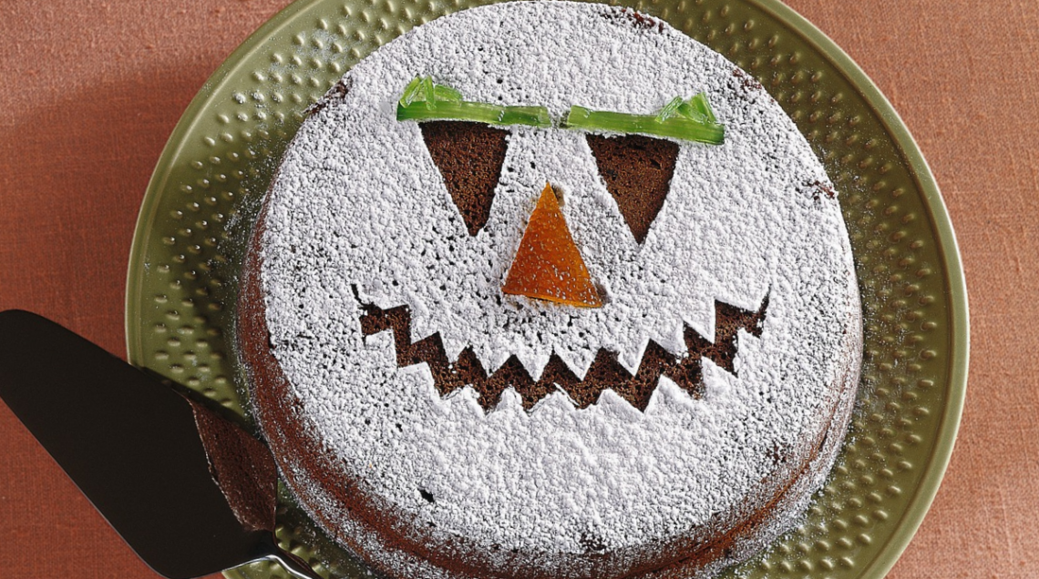 torta sghignazzante su piatto verde