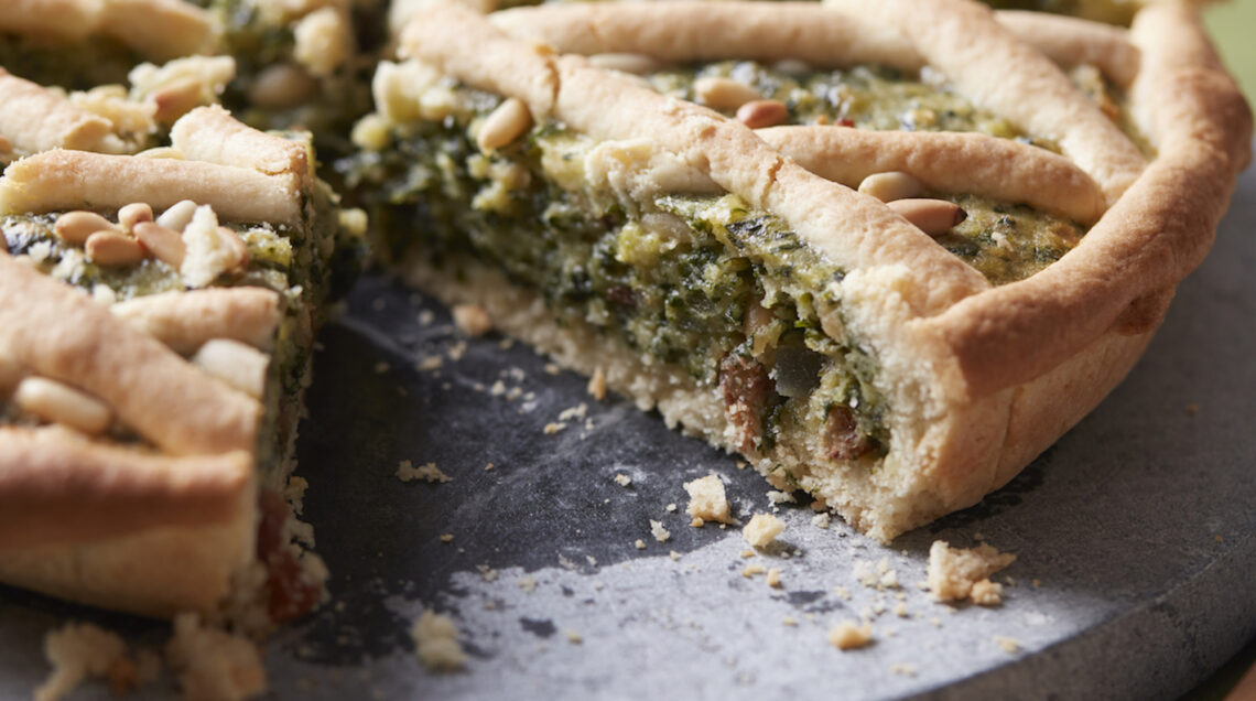 Torta d'erbe dolce ligure con bietole e pinoli