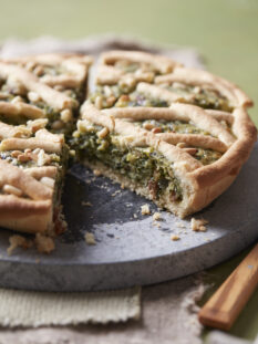 Torta d'erbe dolce ligure con bietole e pinoli
