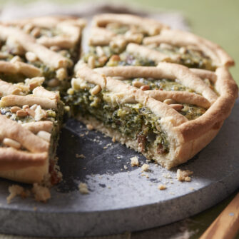 Torta d'erbe dolce ligure con bietole e pinoli