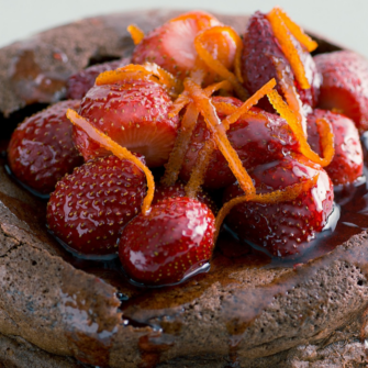 Torta di cioccolato con arance caramellate con scorza d'arancia e fragole