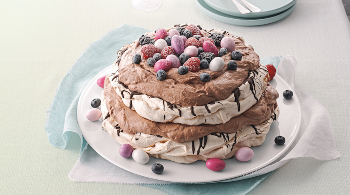 Torta meringata al gianduia e frutti di bosco: