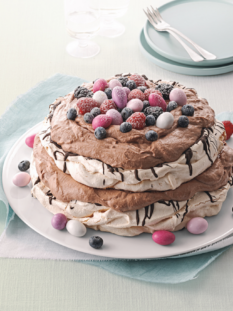 Torta meringata al gianduia e frutti di bosco: