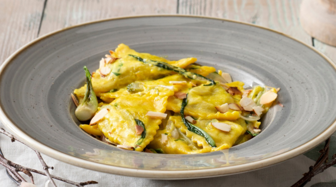 Tortelli ai carciofi con crema di zafferano e mandorla
