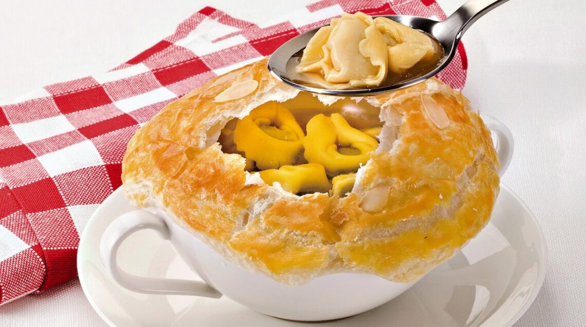 Tortellini in brodo in crosta di sfoglia