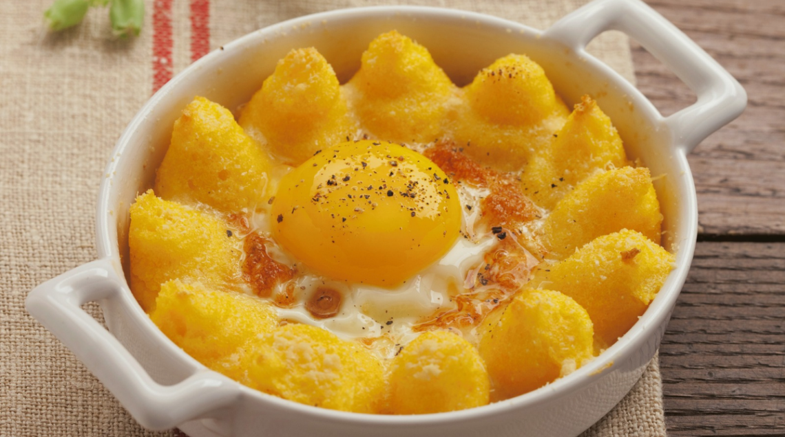 Uova al tegamino con polenta