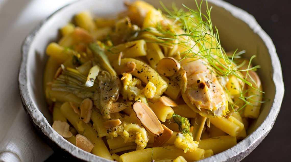Ziti con canocchie allo zafferano, carciofi e mandorle