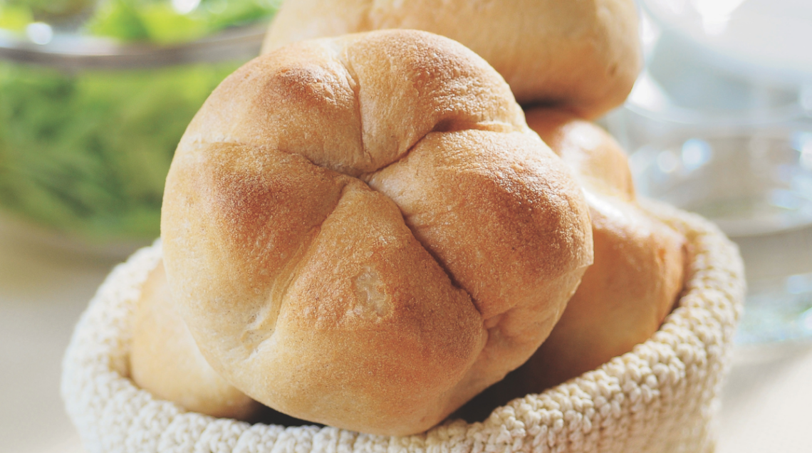diverse pagnotte di michetta in un cestino del pane