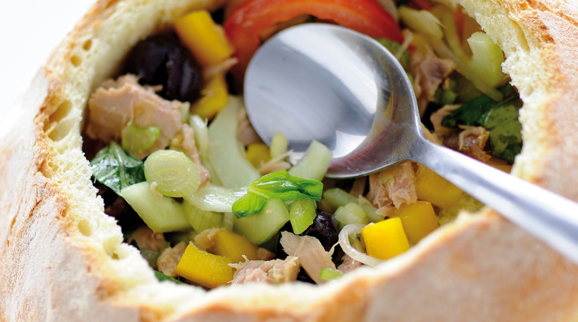 pan bagnat nizardo ripieno di insalata mista