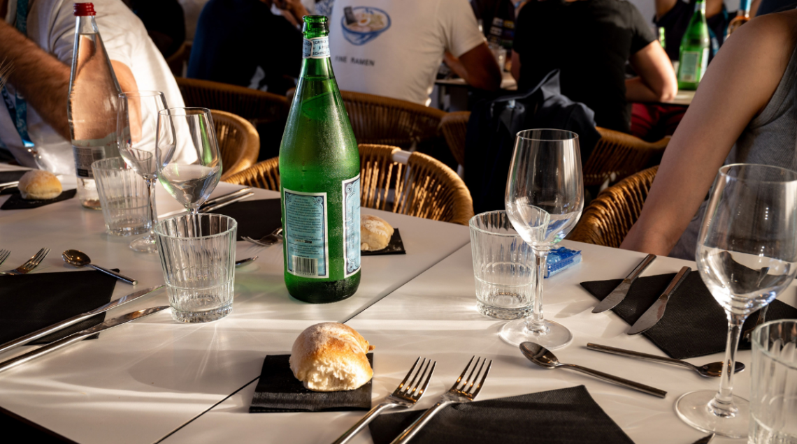 tavolo del ristorante con acqua e pane