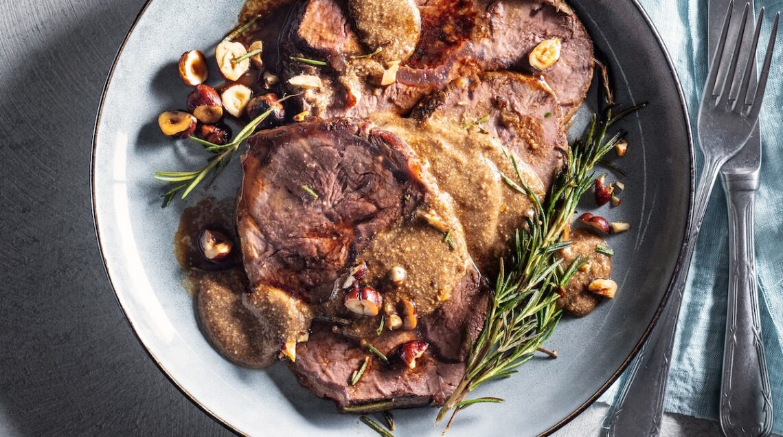 Arrosto con salsa alle nocciole