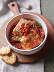 Baccalà in umido al pomodoro, aglio e peperoncino