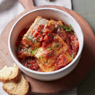 Baccalà in umido al pomodoro, aglio e peperoncino
