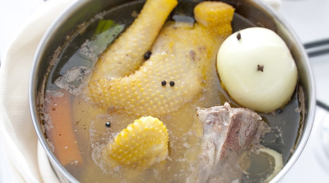 brodo di carni miste sul fuoco