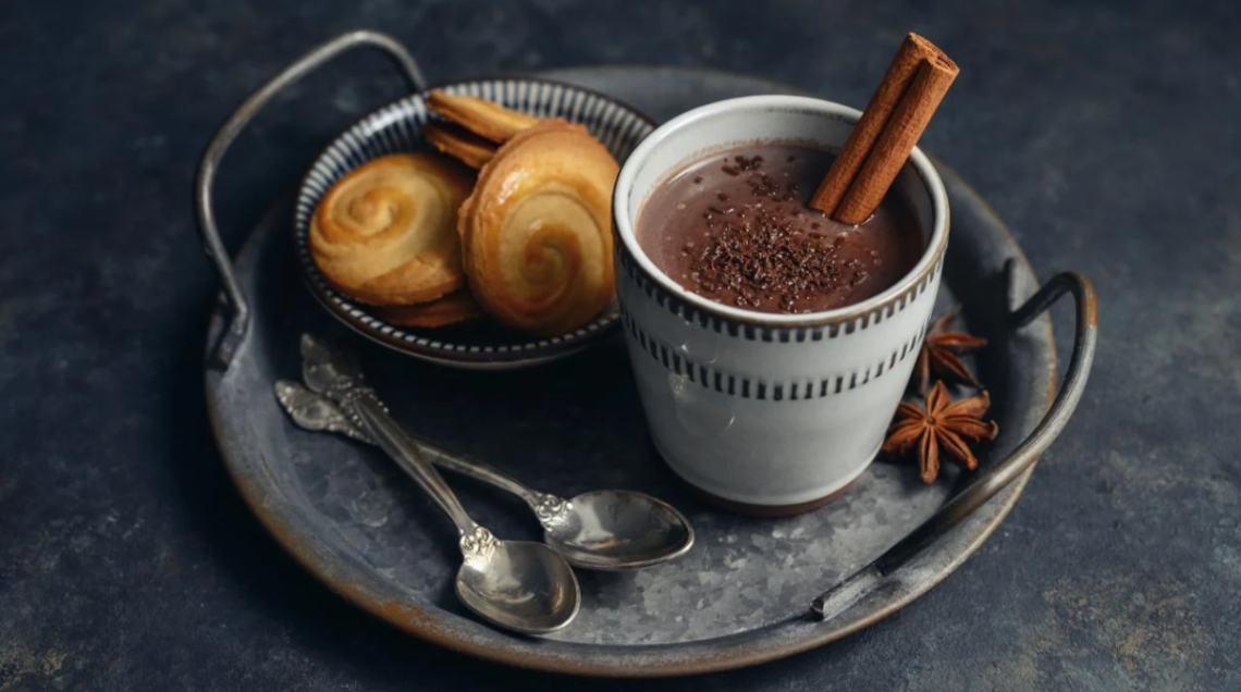 champurrado messicano con biscotti su un vassoio