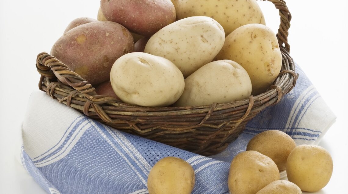 patate di diverse qualità in un cestino