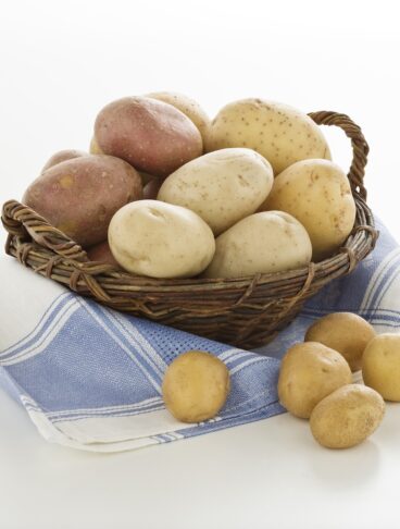 patate di diverse qualità in un cestino