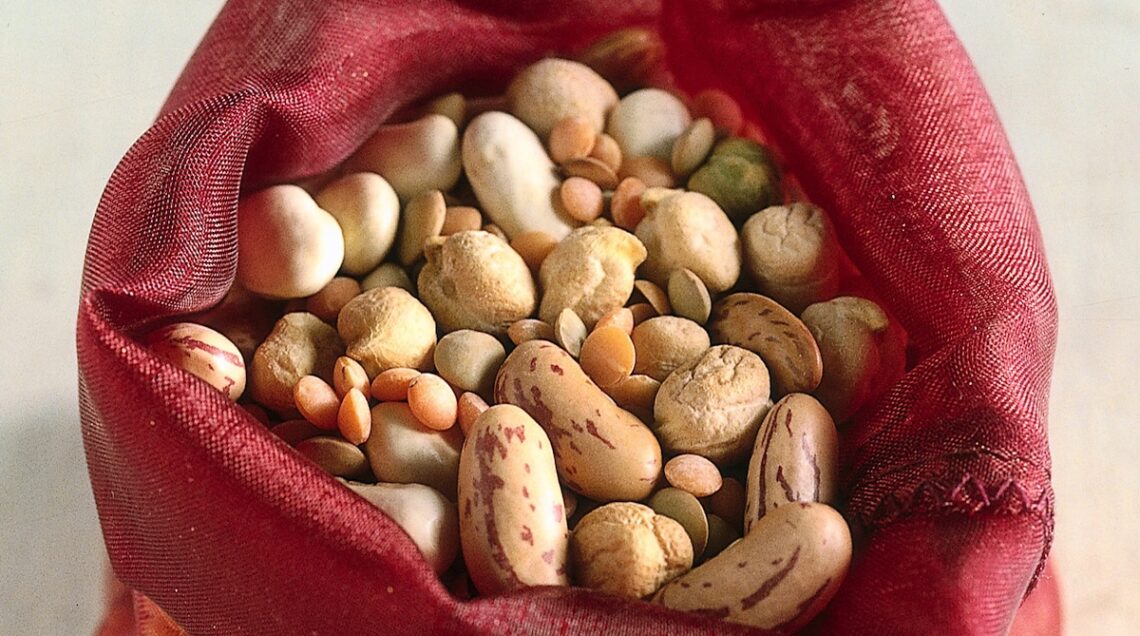 sacchetto rosso con legumi secchi misti
