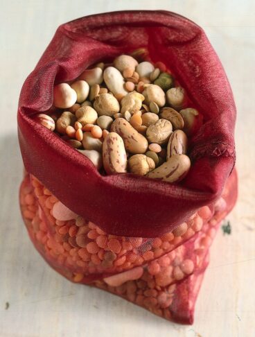 sacchetto rosso con legumi secchi misti