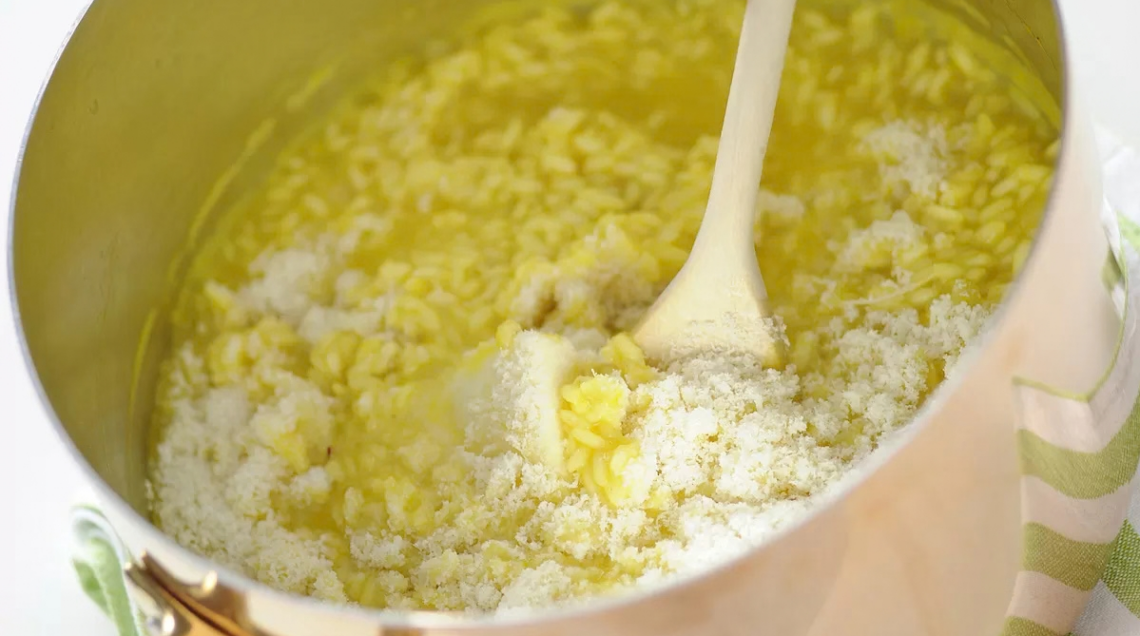un tegame con del risotto pronto per essere mantecato
