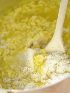 un tegame con del risotto pronto per essere mantecato