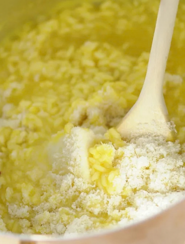un tegame con del risotto pronto per essere mantecato