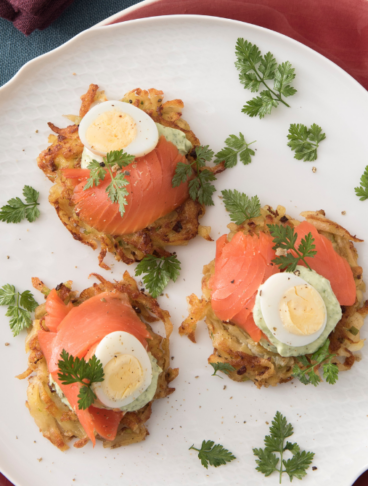 Latkes di patate con crème fraîche all'erba cipollina e uova di quaglia