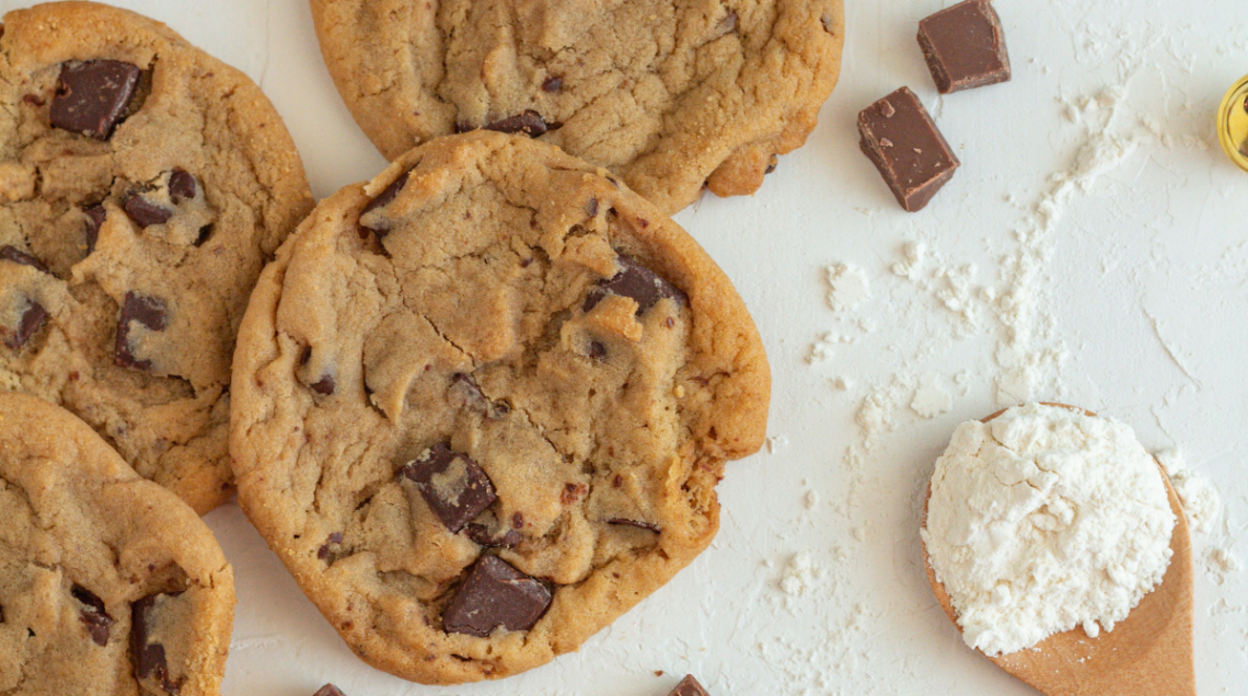 cookies disposti su un tavolo con della farina