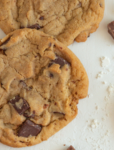 cookies disposti su un tavolo con della farina