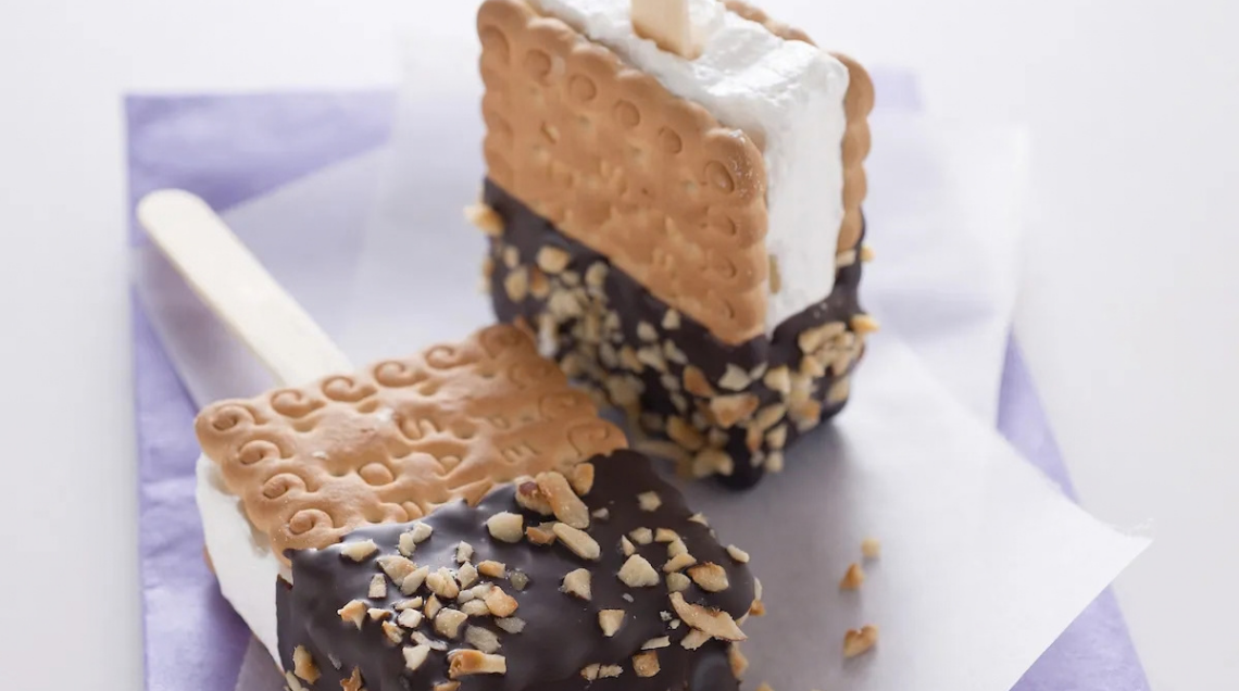 biscotto gelato sullo stecco con cioccolato e granella di nocciole