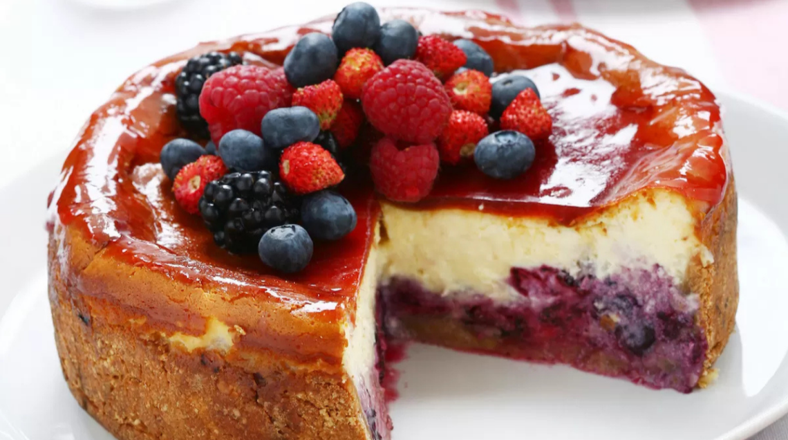 cheesecake multistrato ai frutti di bosco