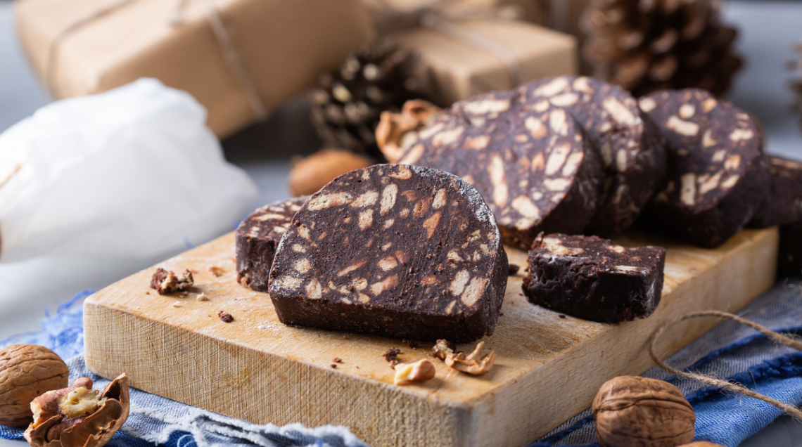 salame al cioccolato su tagliere di legno