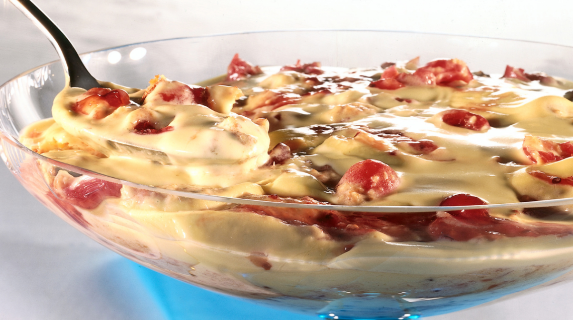 trifle alle ciliegie con biscotti alle mandorle