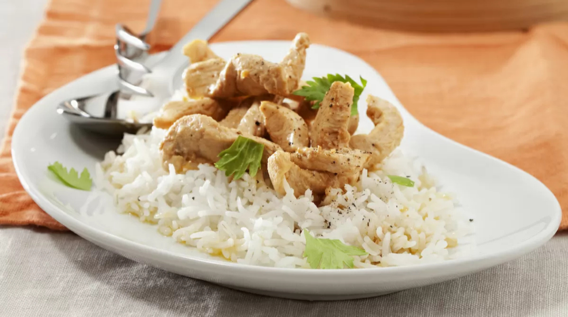 riso basmati con pollo marinato servito su un piatto ovale